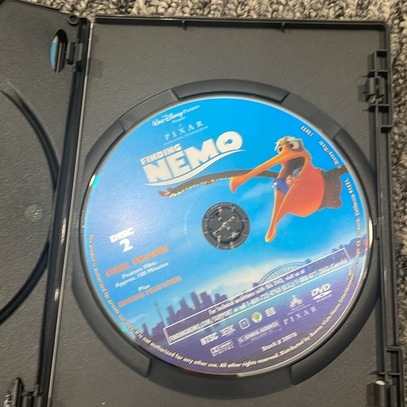 Disney Finding Nemo collectors edition dual dvd with iridescent slip cover - Picture 4 of 4